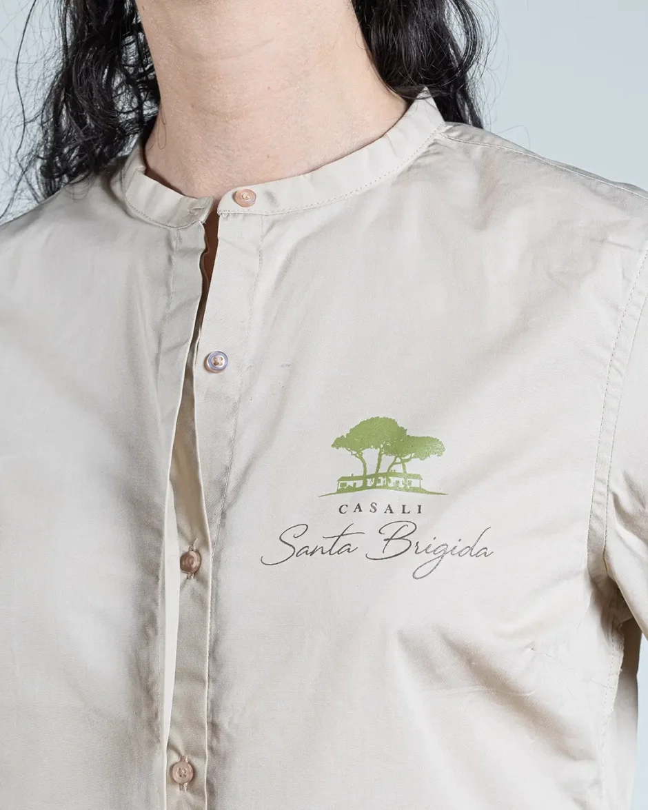 Camicia personalizzata con logo ricamato sul petto